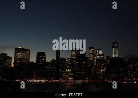 New York skyline della città una notte di novembre Foto Stock