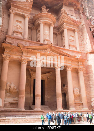 Gruppo di turisti di fronte al tesoro di Petra Foto Stock