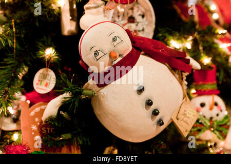 Pupazzo di neve ornamento di Natale su albero Foto Stock