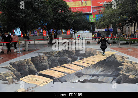 Chongqing Cina. 29 gen, 2016. Una ragazza cammina su un trompe-l'oeil a Sanxia piazza di Chongqing, a sud-ovest della Cina, 29 gennaio, 2016. Trompe-l'oeil è una tecnica che utilizza immagini realistiche per creare l'illusione ottica che oggetti rappresentati esistono in tre dimensioni. © Tang Yi/Xinhua/Alamy Live News Foto Stock