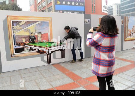 Chongqing Cina. 29 gen, 2016. I cittadini di scattare foto con la tecnica del trompe-l'oeil a Sanxia piazza di Chongqing, a sud-ovest della Cina, 29 gennaio, 2016. Trompe-l'oeil è una tecnica che utilizza immagini realistiche per creare l'illusione ottica che oggetti rappresentati esistono in tre dimensioni. © Tang Yi/Xinhua/Alamy Live News Foto Stock