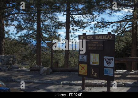 La casella rossa sentiero segno sulla Angeles crest autostrada in Angeles national forest Foto Stock