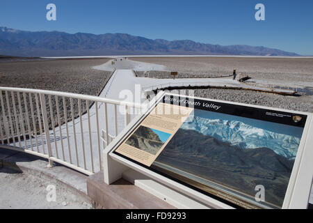 Badwater bacino è un bacino endoreico nel Parco Nazionale della Valle della Morte in California. Si tratta di 282 piedi sotto il livello del mare nella foto nel gennaio 2016 Foto Stock