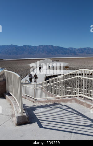 Badwater bacino è un bacino endoreico nel Parco Nazionale della Valle della Morte in California. Si tratta di 282 piedi sotto il livello del mare nella foto nel gennaio 2016 Foto Stock