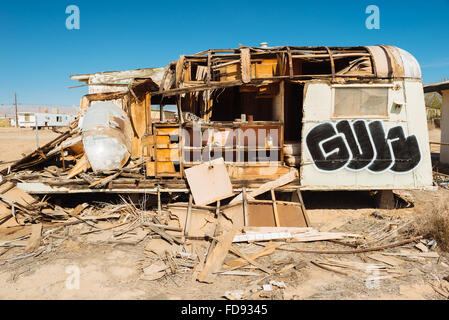 Un campeggio abbandonato il rimorchio a Bombay Beach, California, sulla riva orientale del Salton Sea Foto Stock