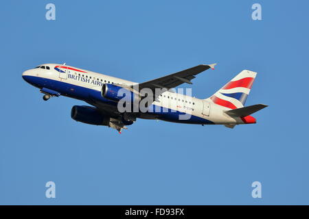 British Airways Airbus A319 G-EUPW uscire dall'Aeroporto Heathrow di Londra, Regno Unito Foto Stock