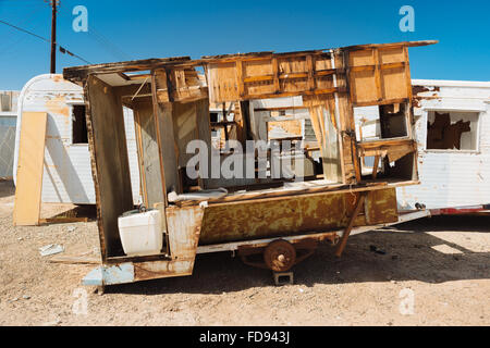 Un campeggio abbandonato il rimorchio a Bombay Beach, California, sulla riva orientale del Salton Sea Foto Stock