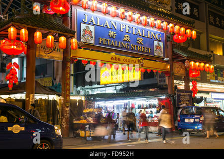 Il cancello principale di Chinatown a Petaling Street di notte Foto Stock