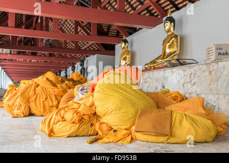 Mantello di colore giallo per il coperchio grande statua di Budda Foto Stock