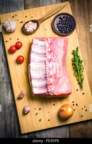 Carne di maiale cruda Tritare sul tagliere di legno, vista dall'alto Foto Stock