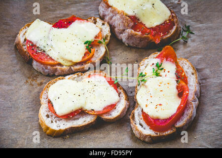 Formaggio e pomodoro panini guarnito con timo, close up Foto Stock