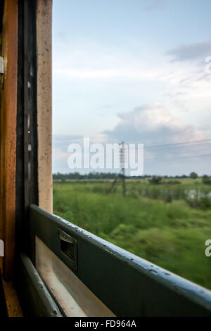 La vista dalla finestra di un treno in movimento Foto Stock