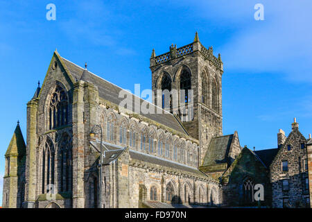 A ovest il transetto e la torre della Abbazia di Paisley, Paisley, Renfrewshire, Scotland, Regno Unito Foto Stock