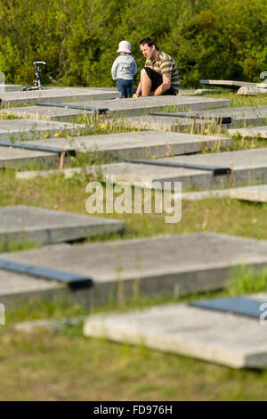 Wroclaw, Polonia, padre con bambino sul cimitero militare polacco con caduti Foto Stock