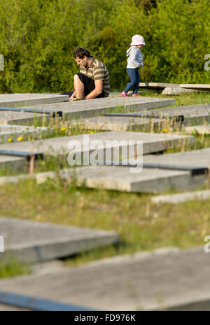 Wroclaw, Polonia, padre con bambino sul cimitero militare polacco con caduti Foto Stock