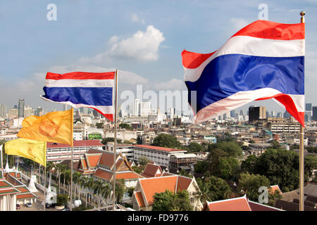 Bandiera sulla cima della montagna dorata tempio svolazzanti al di sopra di Bangkok Foto Stock
