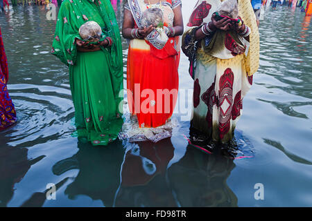 3 Adult Womans Chhath Pooja Festival River culto permanente Foto Stock