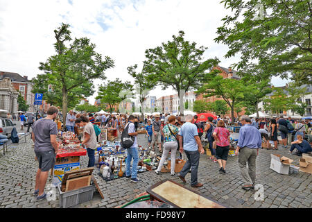 Mercato delle pulci a Place du jeu de Balle il 27 luglio 2014 a Bruxelles. Il mercato ha luogo ogni giorno Foto Stock