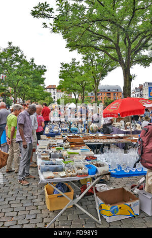 Mercato delle pulci a Place du jeu de Balle il 27 luglio 2014 a Bruxelles. Il mercato ha luogo ogni giorno Foto Stock