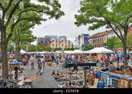 Mercato delle pulci a Place du jeu de Balle il 27 luglio 2014 a Bruxelles. Il mercato ha luogo ogni giorno Foto Stock