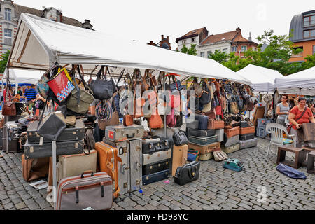 Mercato delle pulci a Place du jeu de Balle il 27 luglio 2014 a Bruxelles. Il mercato ha luogo ogni giorno Foto Stock