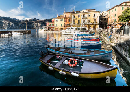 Malcesine, Italia - 18 Gennaio 2016: Malcesine è una piccola città sul lago di Garda (Italia). Bella e pittoresca è denominato "p Foto Stock