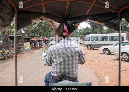 In rickshaw su una strada nel complesso di Angkor Foto Stock
