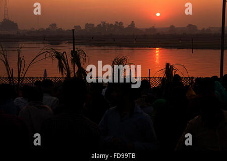 Gruppi o folle pellegrino lato fiume in piedi Foto Stock