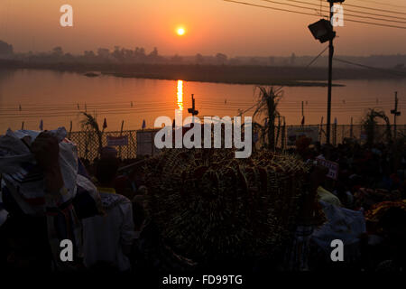 Gruppi o folle pellegrino lato fiume in piedi Foto Stock