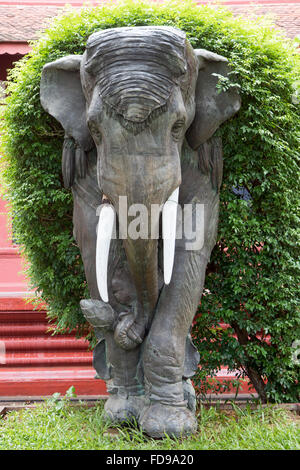 Elephant nel giardino del museo nazionale della Cambogia Foto Stock