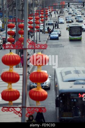 Pechino, Cina. 29 gen, 2016. Lanterne rosse sono stati appesi lungo entrambi i lati di una strada a Pechino Capitale della Cina, 29 gennaio, 2016. La città di Pechino sta mettendo su varie decorazioni come lanterne rosse e ornamentali lampade Festoon sulle strade per la prossima festa di primavera, che cadrà nel febbraio 8. © Chen Yehua/Xinhua/Alamy Live News Foto Stock