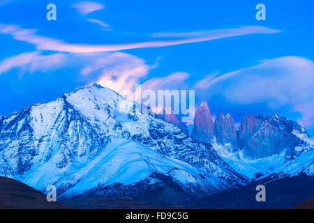 Alba sul Cuernos des Paine e il Torres, Parco Nazionale di Torres del Paine Patagonia cilena, Cile Foto Stock