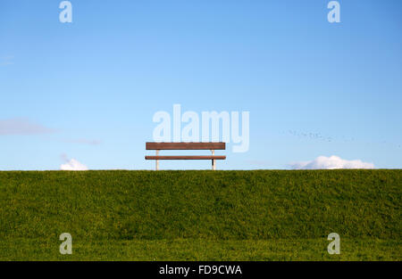 Neuwerk, Germania, banco vuoto sulla diga Foto Stock