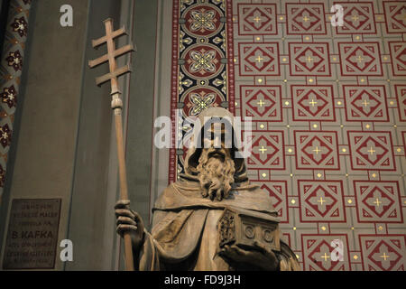 Statua di San Cirillo (1937) da scultore ceco Bretislav Kafka nella chiesa dei Santi Cirillo e Metodio in piazza Karlinske in Karlin del distretto di Praga, Repubblica Ceca. Foto Stock