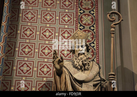 Statua di San Metodio (1937) da scultore ceco Bretislav Kafka nella chiesa dei Santi Cirillo e Metodio in Karlin del distretto di Praga, Repubblica Ceca. Foto Stock