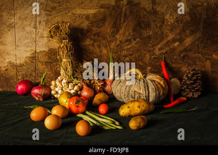 Still Life la fotografia con la zucca, spezie, erbe aromatiche, ortaggi e frutta. Per la cottura Foto Stock