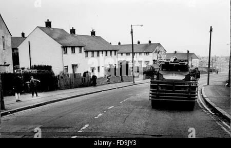 Un esercito britannico dell'esercito veicolo armato noto come un "suino" dal Queens reggimento di pattuglia a Belfast , Irlanda del Nord in aprile 1984 . Nota i giovani sulla sinistra della fotografia in procinto di lanciare una roccia al veicolo. Quasi duemila soldati del reggimento con oltre 200 dal Sussex erano stazionati in Irlanda al momento fotografia scattata da Simon Dack Foto Stock