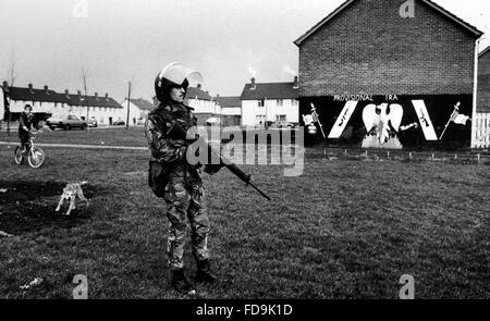 Un cane abbaia a un soldato dal Queens reggimento mentre pattugliano le strade di Belfast, Irlanda del Nord in aprile 1984 . Quasi duemila soldati del reggimento con oltre 200 dal Sussex erano stazionati in Irlanda al momento Foto Stock