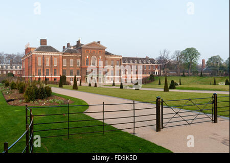 Erboso esterno e porte a Kensington Palace, London, Regno Unito Foto Stock