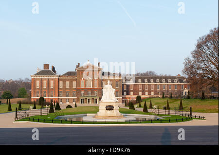 Statua della regina Victoria nei giardini di Kensington Palace, London, Regno Unito Foto Stock