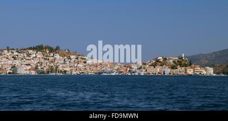 Poros città e porto vista dal mare, Poros Island, Attica, Peloponneso e Grecia. Foto Stock