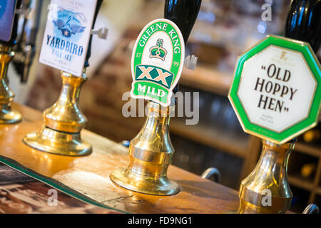 Un Greene King mite handpump della birra all'interno di un tradizionale pub inglese Foto Stock