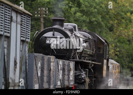 Classe 4 43106 si erge a Highley in Severn Valley Railway con un breve treno di merci. Foto Stock