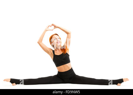 Sporty giovane e bella donna che indossa abbigliamento sportivo facendo gruppi di Yoga asana, studio a lunghezza piena vista, isolato Foto Stock