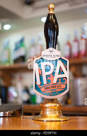 Un Greene King IPA handpump della birra all'interno di un tradizionale pub inglese Foto Stock