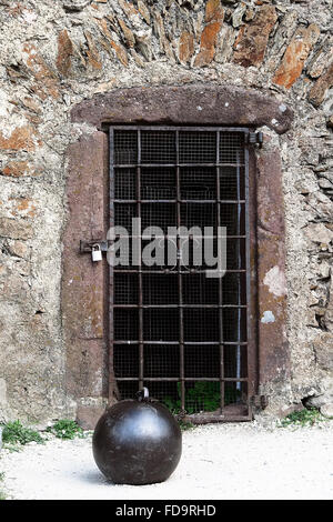 La griglia sulla porta della vecchia torre del castello Hochosterwitz Foto Stock