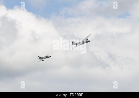 Mezza aria squadroni English Electric Canberra xh134 e Hawker Hunter a Cosford Air Show 2014 Foto Stock