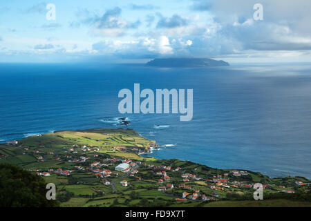 Vista di Corvo Island da sull isola di Flores (locale: Ponta Delgada, Flores) Foto Stock