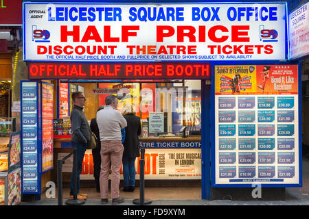 Un London West End Theatre Ticket Shop vicino a Leicester Square REGNO UNITO Foto Stock