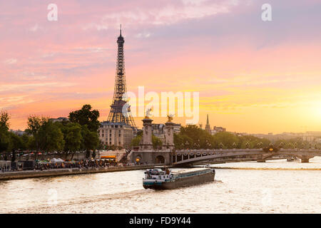 Paesaggio urbano di Parigi, tramonto sul fiume Senna Foto Stock